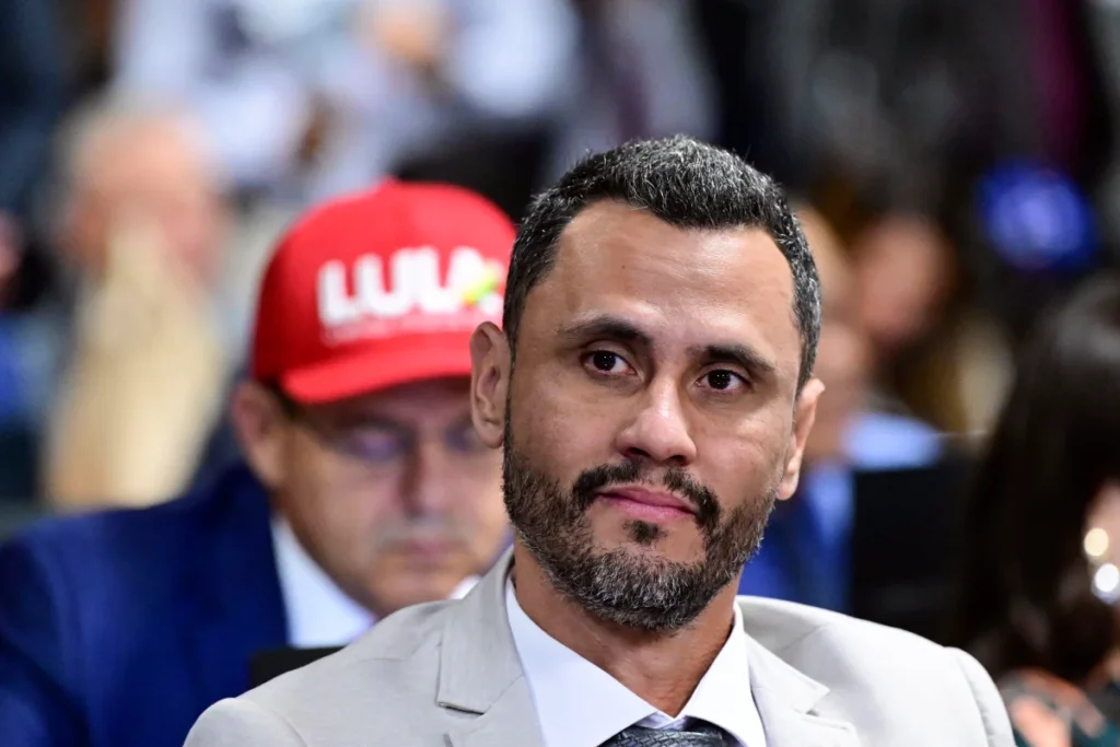 Cleitinho atinge 50% dos votos válidos na véspera da eleição em Minas Gerais