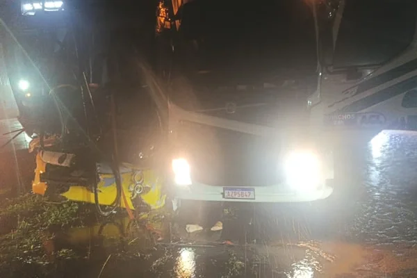 Colisão entre ônibus e caminhão na BR-407 resulta em morte e feridos