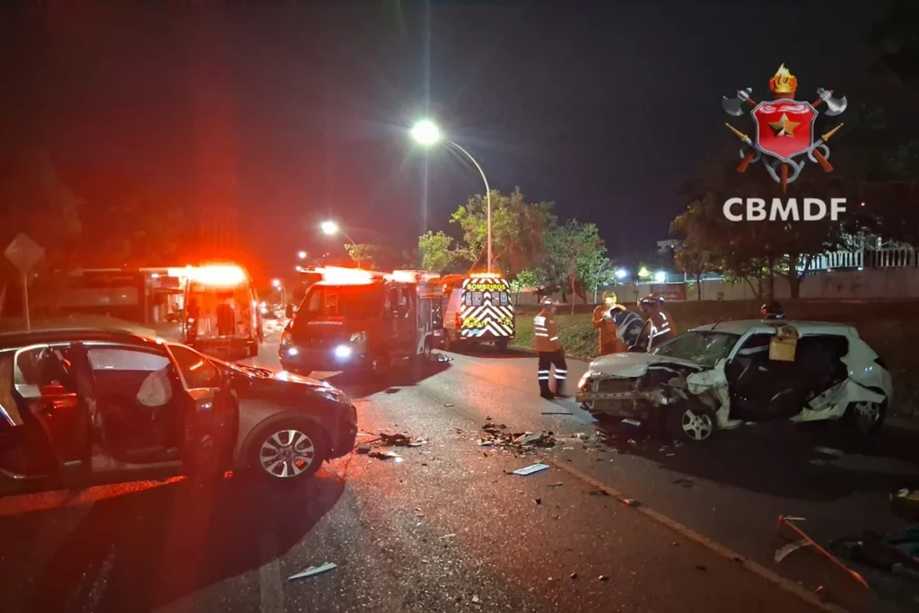 Colisão entre veículos na Asa Norte deixa quatro feridos e mobiliza bombeiros