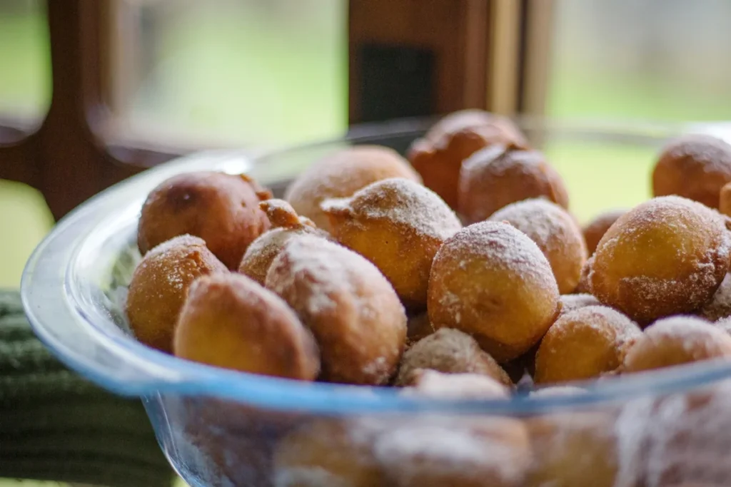 Como fazer bolinho de chuva sem leite e sem farinha de trigo