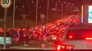 Congestionamento intenso na Avenida Paralela causa lentidão no tráfego de Salvador