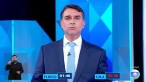 Debate presidencial da TV Globo revela mudança de postura em Flávio Bolsonaro