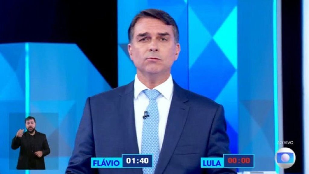 Debate presidencial da TV Globo revela mudança de postura em Flávio Bolsonaro