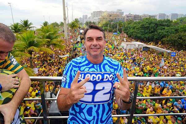 Democratas exigem do Departamento de Estado respostas sobre o aval de Donald Trump à saída de Flávio Bolsonaro do Brasil
