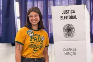 Deputada bolsonarista que nega feminicídio participa de ato político em Salvador