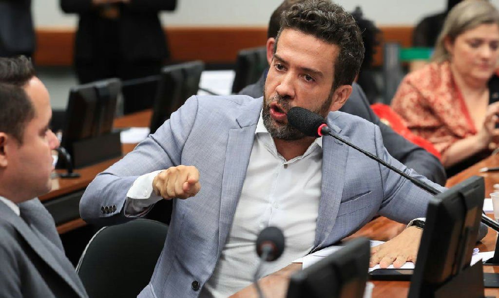 Deputado André Janones tem melhora no quadro clínico e pode deixar hospital