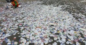 Derrame de santinhos cobre ruas de Feira de Santana no dia da eleição