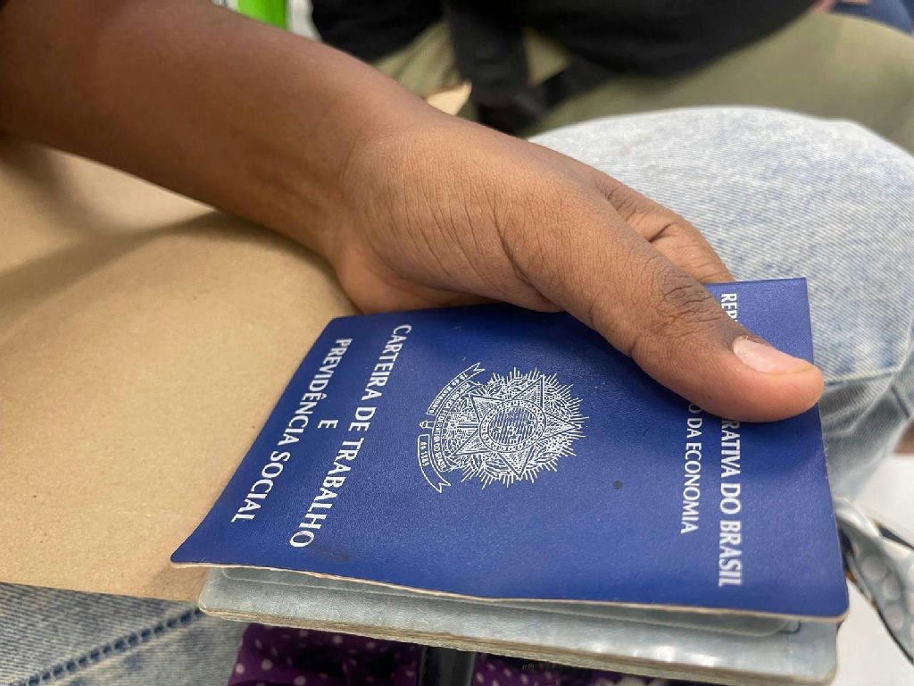 Desemprego no Brasil recua para 5,2% e atinge menor patamar histórico