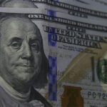Dólar avança para...