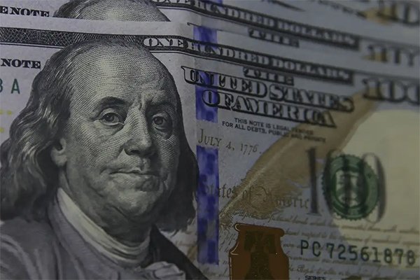 Dólar avança para R$ 5,39 impulsionado por incertezas fiscais e cenário externo