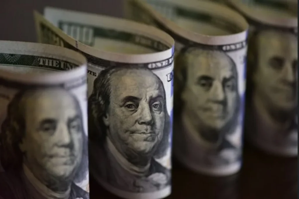 Dólar inicia pregão em alta pressionado por incertezas globais e cenário fiscal