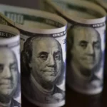 Dólar inicia pregão...