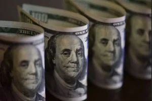 Dólar inicia pregão em alta pressionado por incertezas globais e cenário fiscal