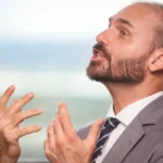 Eduardo Bolsonaro alega...