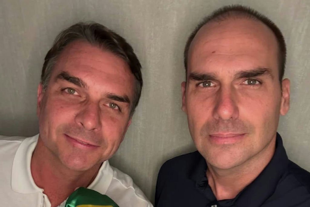 Eduardo Bolsonaro publica foto com Flávio nos Estados Unidos e faz promessa política