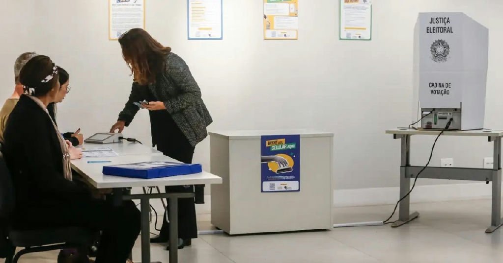 Eleições 2026: urnas são encerradas e Justiça Eleitoral inicia apuração dos votos