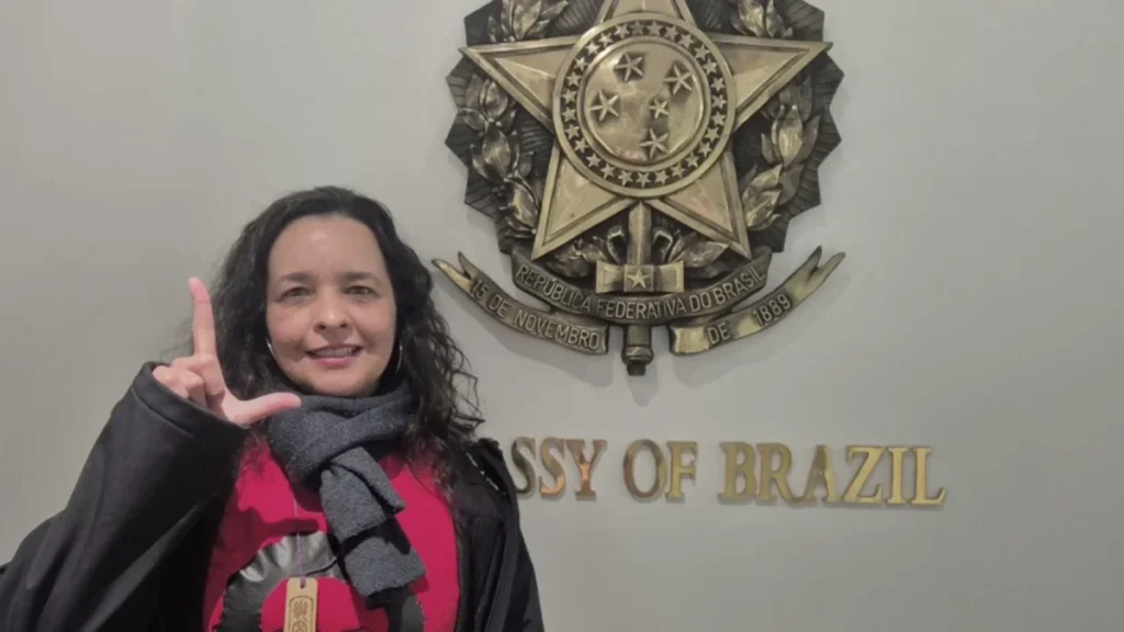 Eleitora brasileira na Nova Zelândia registra primeiro voto para presidente no exterior