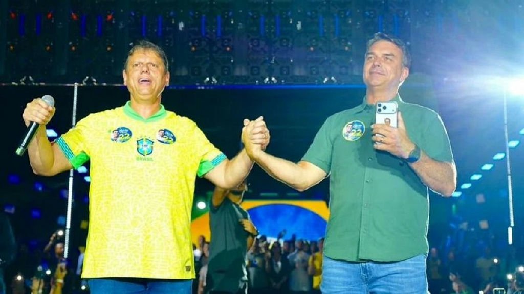 Encontro com Tarcísio de Freitas faz Flávio Bolsonaro abandonar tese de fraude