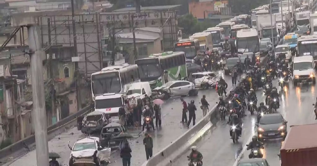 Engavetamento gigante na Via Dutra após motorista sofrer infarto