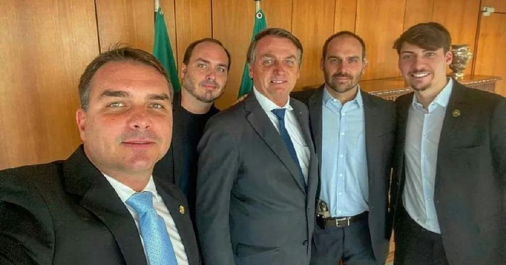 Entorno de Flávio Bolsonaro vê com apreensão papel de Eduardo na diplomacia de futuro governo