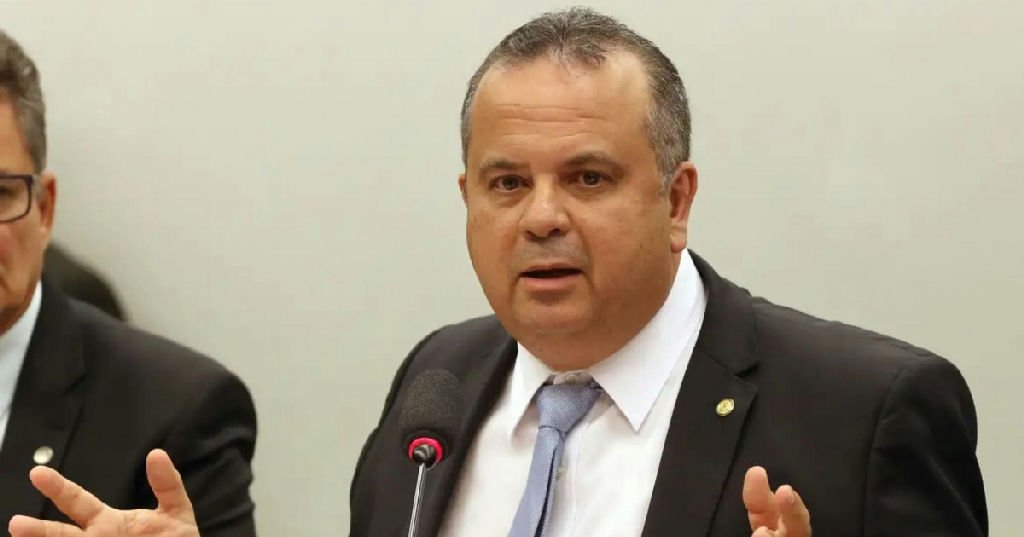 Ex-coordenador relata sumiço de Flávio Bolsonaro e aponta viagem após derrota