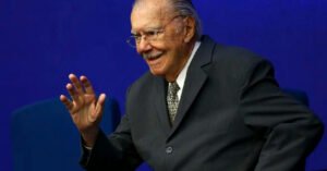 Ex-presidente José Sarney deixa hospital em São Luís depois de nove dias internado