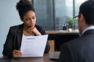 Excesso de qualificação no currículo pode dificultar contratações