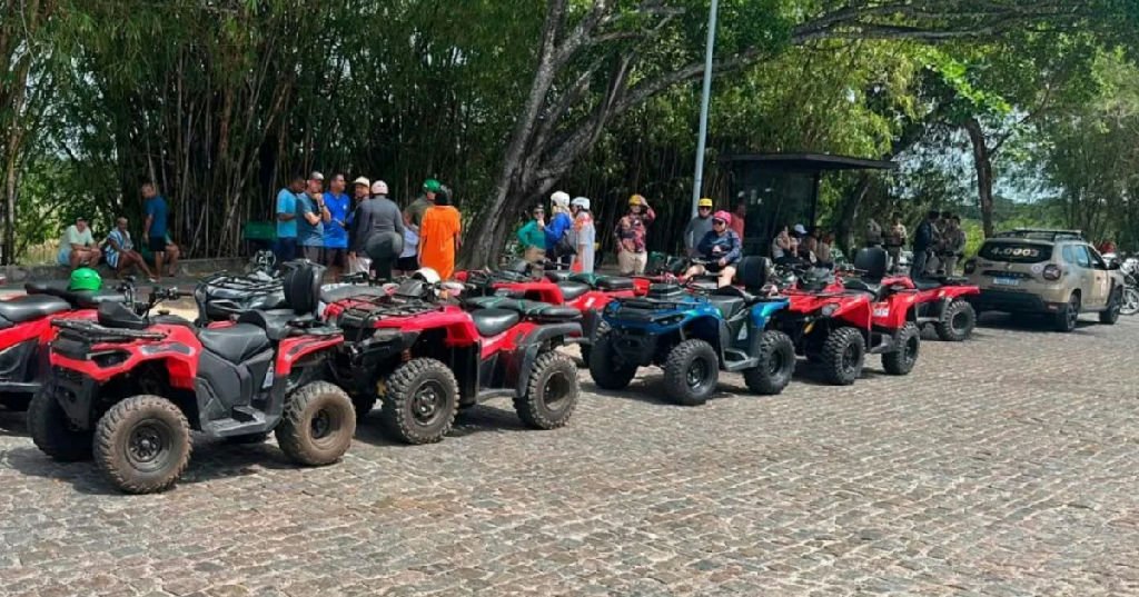 Fiscalização apreende treze veículos irregulares em Praia do Forte