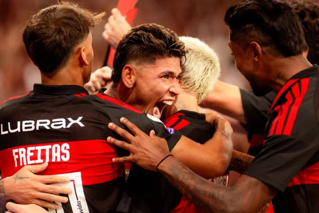 Flamengo assume liderança e dispara nas chances de título no Brasileirão