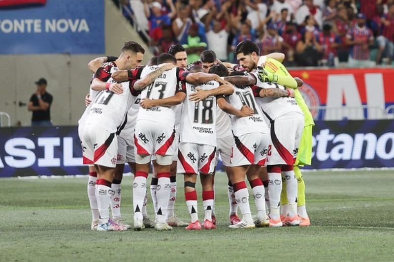 Flamengo desembarca em Salvador desfalcado para duelo contra o Bahia pelo campeonato