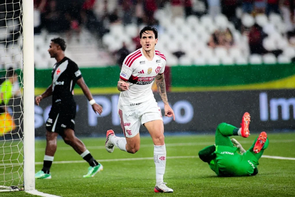 Flamengo goleia o Vasco e amplia invencibilidade no clássico para 15 partidas