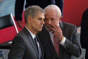 Flávio Bolsonaro aciona TSE contra Lula por suposto abuso de poder e gastos milionários