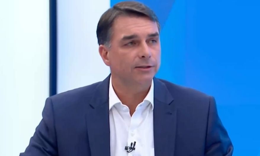 Flávio bolsonaro afasta mudança constitucional para candidatura em 2030