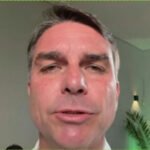 Flávio Bolsonaro aponta...