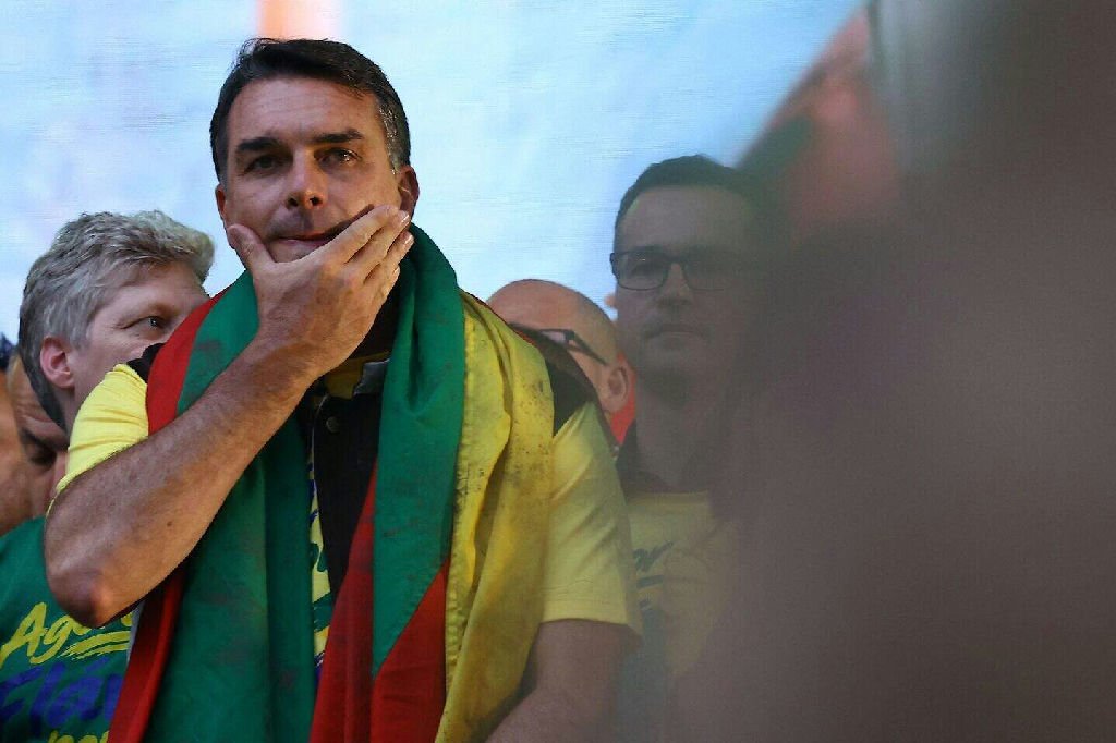 Flávio Bolsonaro assume tom golpista em carta e gera tensão internacional