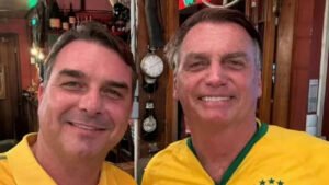 Flávio Bolsonaro busca orientação de Jair após votação sobre escala 6x1