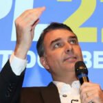 Flávio Bolsonaro condiciona...