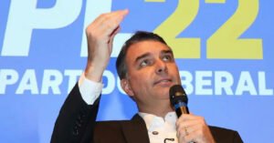 Flávio Bolsonaro condiciona abertura de sigilos a ex-chefe de gabinete