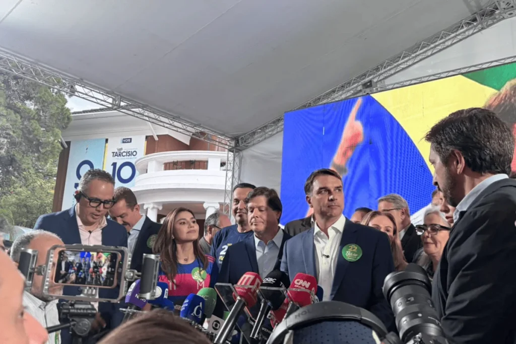 Flávio Bolsonaro confirma ausência no debate da Band e avalia participação na TV Globo