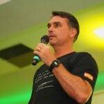 Flávio Bolsonaro confirma...