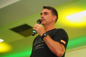 Flávio Bolsonaro confirma presença em debate da Band após recuo