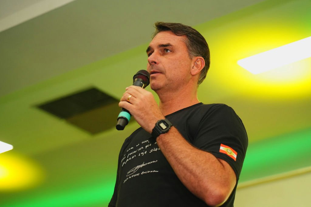 Flávio Bolsonaro confirma presença em debate da Band após recuo