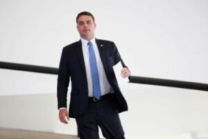 Flávio Bolsonaro declara apoio ao fim da escala 6x1 e cita vontade do trabalhador