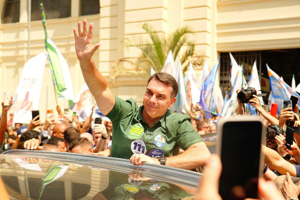 Flávio Bolsonaro defende alterações na Constituição e reformas estruturais