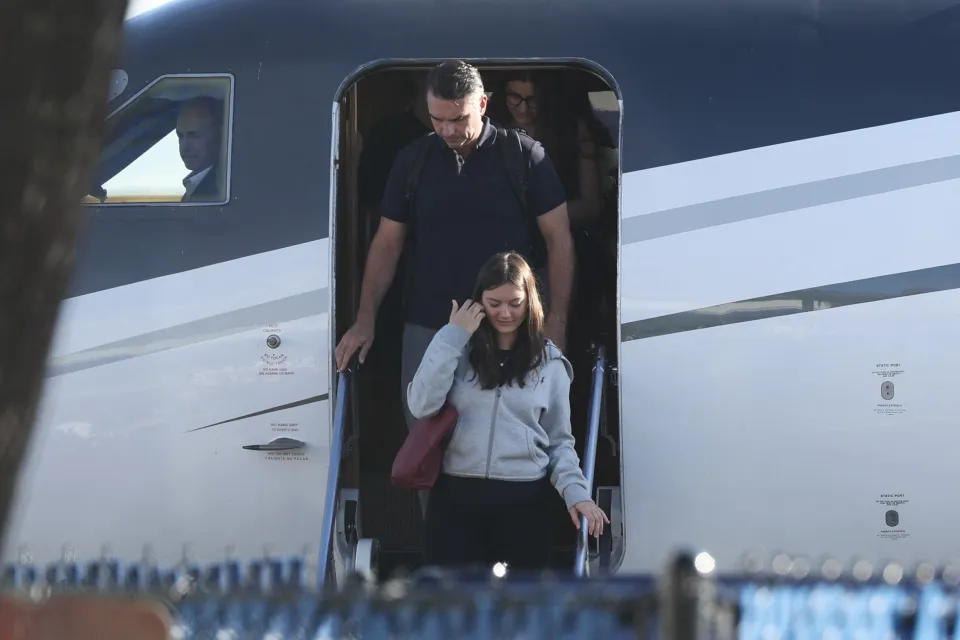 Flávio Bolsonaro deixa o país em voo privado rumo aos Estados Unidos