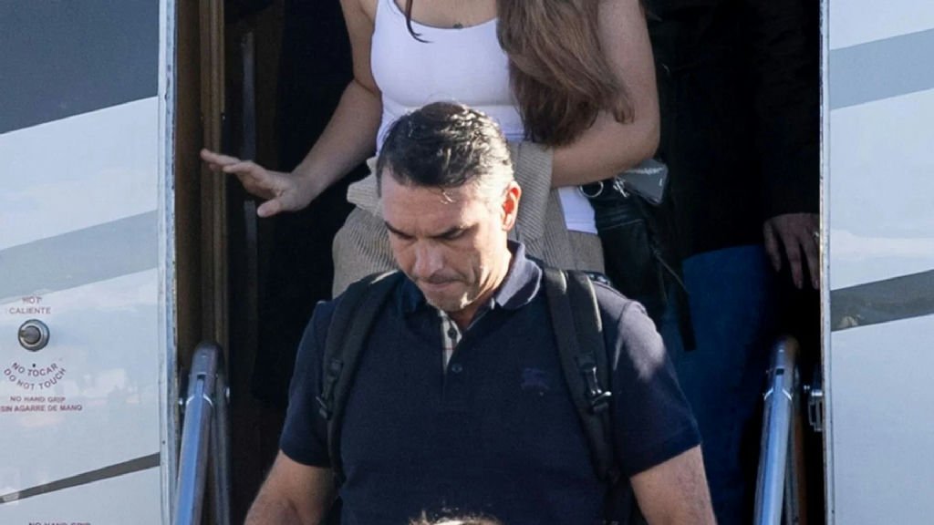 Flávio Bolsonaro detalha saída do Brasil e projeta nova candidatura presidencial