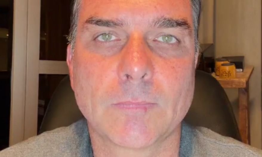 Flávio Bolsonaro justifica saída do país em live e apoia Marinho