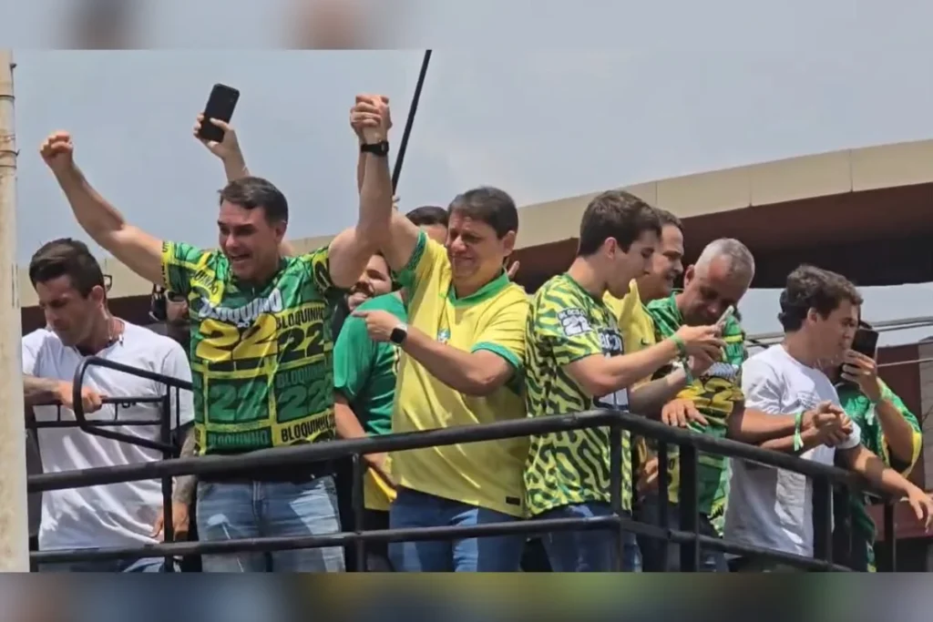 Flávio Bolsonaro promete colocar economia brasileira entre as sete maiores potências mundiais