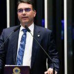 Flávio Bolsonaro propõe...