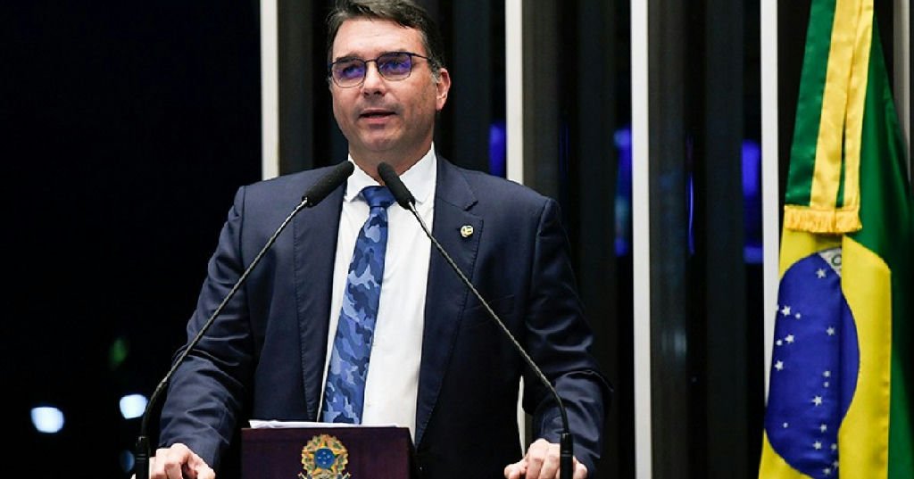 Flávio Bolsonaro propõe revisão da reforma tributária e contesta alíquota do IVA